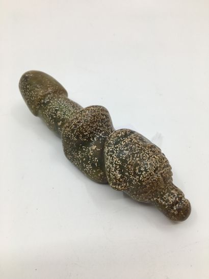 null ASIA. Jade pendant, 13.5 cm long. Joint: 3 small phallic pendants in carved...