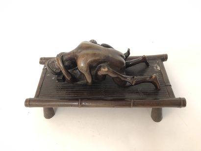 null [Unidentified artist]. Couple on a bed, circa 1890. Bronze, 18 x 8 x 9 cm.