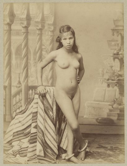 null MOYEN-ORIENT. Études de nu, vers 1890. 2 épreuves argentiques d'époque, 24 x...