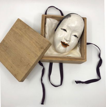 null JAPAN. Painted mask to turn over on erotic scene, height 15 cm, width 10 cm....