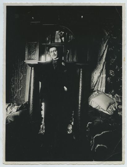 null Gilbert de VOISINS. Portrait en pied dans son intérieur, vers 1900. Épreuve...