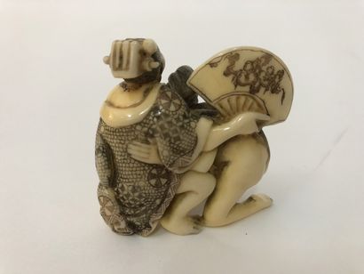 null 
CURIOSA.

JAPAN. NETSUKÉ. Couple with a fan. Carving on ivory, height 4,5 cm,...