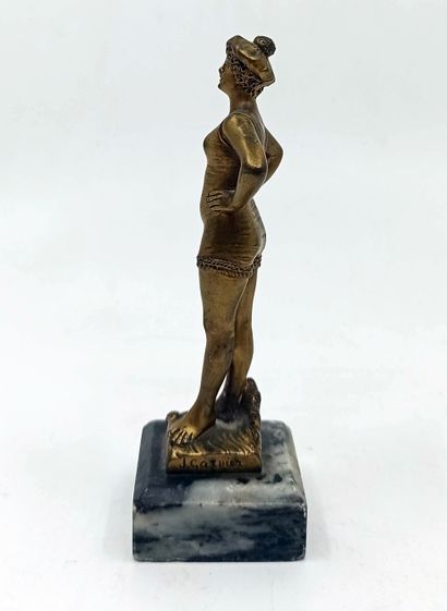 null 10 PIECES. Bronze bather on a base, height 11 cm. - Bronze diver, height 10...