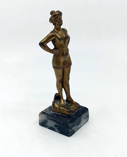 null 10 PIECES. Bronze bather on a base, height 11 cm. - Bronze diver, height 10...
