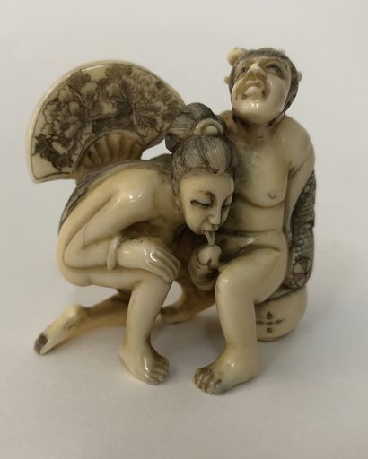 null 
CURIOSA.

JAPAN. NETSUKÉ. Couple with a fan. Carving on ivory, height 4,5 cm,...