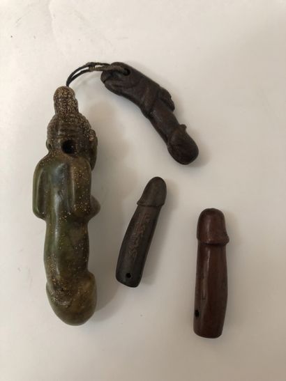 null ASIA. Jade pendant, 13.5 cm long. Joint: 3 small phallic pendants in carved...