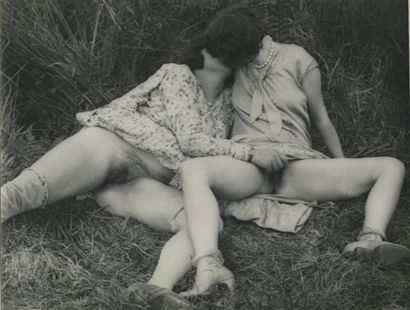 null MONSIEUR X. Deux amies sur l'herbe, vers 1930. Épreuve argentique d’époque,...