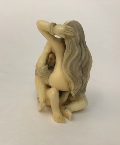 null 
CURIOSA.

JAPON. NETSUKÉ. Femme assise. Sculpture sur ivoire, hauteur 5 cm...