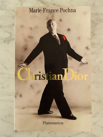 null Lot Christian Dior (1905-1957)

- Broche strass aux lettres de Dior entrelacées

-...