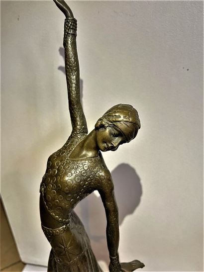 null Demetrer Haralamb Chiparus

(1886 - 1947), after. 

Russian ballet dancer. 

Bronze...