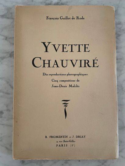 null 
Yvette Chauviré (1917-2016)

Un petit lot comprenant, quatre photos,

Un livre...