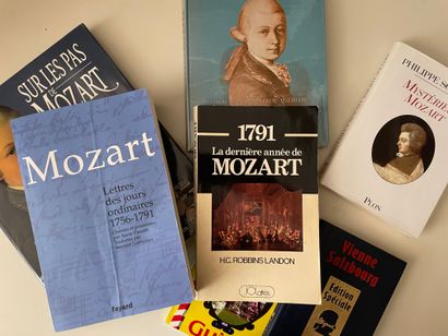 null 
Un petit lots sur Mozart comprenant des livres, des cartes postales et des...