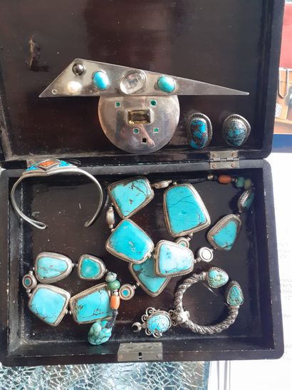 null Turquoise jewelry

A lot composed of a set of turquoise and imitation turquoise,...