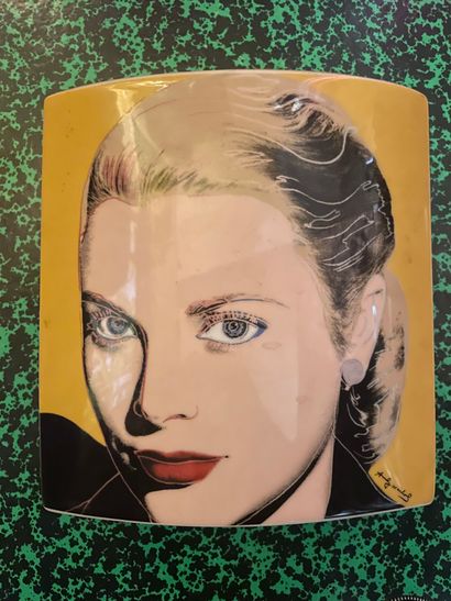 null Grace Kelly (1929-1982)

1 vase "Grace Kelly" Andy Wharhol Rosenthal Studio

5...