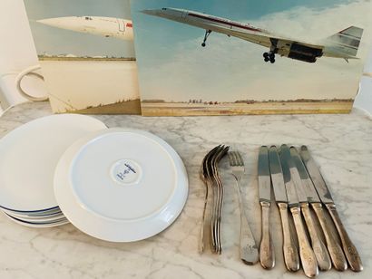 null Lot "aviation" comprenant:

-7 Photos du Concorde et d'avions

-Une carte de...
