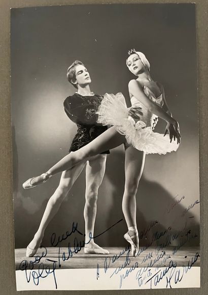 null 
Danse. 

-Un lot d'une dizaine de cartes postales et 1 gravure de Morin
- Différents...