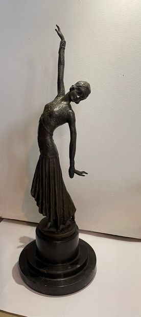 null Demetrer Haralamb Chiparus

(1886 - 1947), after. 

Russian ballet dancer. 

Bronze...