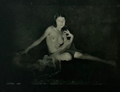 null Nus

en extérieur et intérieur, c. 1930

4 héliogravures

21 x 15,5 cm