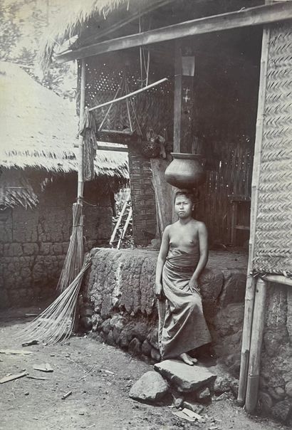 null Indonésie - Île de Bali

Femme Balinaise devant sa maison, c. 1920

Tirage argentique...