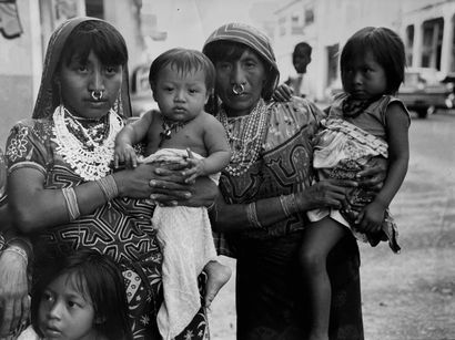 null Joseph ALSINA (XX°) 

Amérindiennes, femmes et enfants, Sud du Pacifique, c....