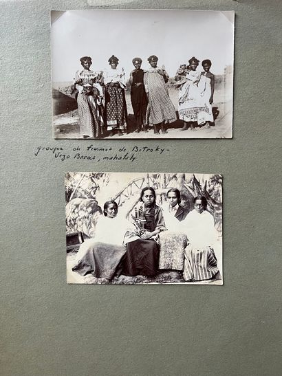 null Madagascar 

Portraits de types : “groupe de femmes de Betroky”, femmes, hommes,...
