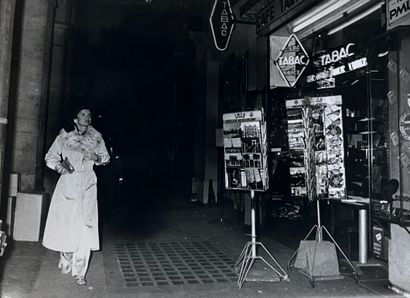 null Jackie Onassis

Flânant la nuit dans les rues de Paris, c.1970

Tirage argentique...