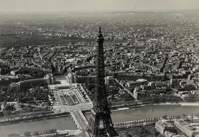 null Paris 

Aerial views of the capital: Trocadero, Eiffel Tower and the Champs...