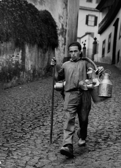 null Victor BORLANDELLI (XX°) 

Marchand de lait ambulant dans une rue de la ville...
