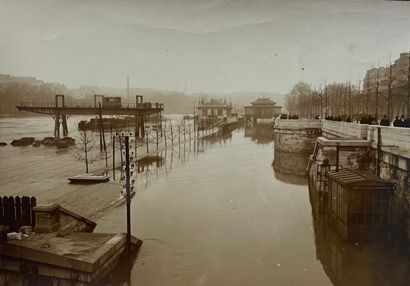 null Paris - The floods of 1910 

"Roulotte transported by the floods to the royal...