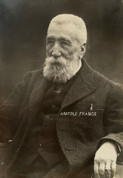 null Gilbert RENE (XX°)

Portrait of the writer Anatole France, c. 1920

2 silver...