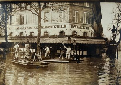 null Paris - Les inondations de 1910 

“Roulotte transportée par les flots jusqu’au...