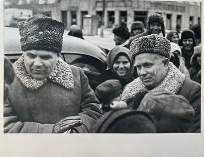 null U.R.S.S 

Nikita Khrushchev et Marshall Malinovsky en Ukraine le 23 Février...