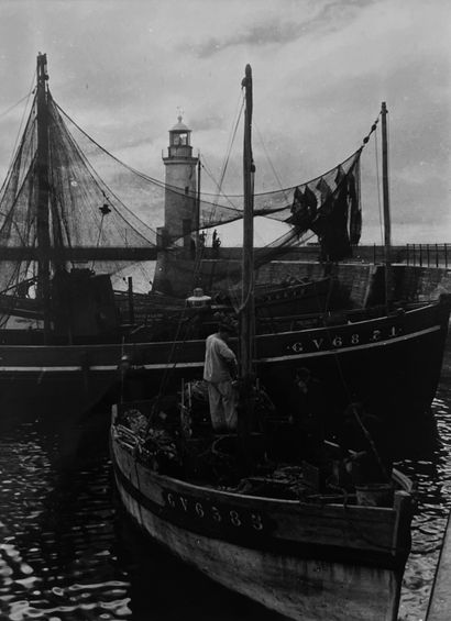 null Henri Monnier (XX°) 

Bateaux de pêche au port, Bretagne, c. 1930 

Tirage argentique...