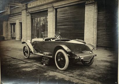 null Automobiles 

Car accident, car races (1910), Renault Vivastella, the Delaunay,...