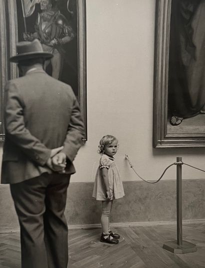 null Anonyme

Photographie humaniste,

Petite fille au musée, c. 1960

Tirage argentique...