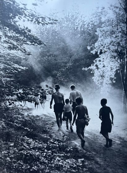 null P. Mouilleron (XX)

“Troupe en forêt”, c.1953

Tirage argentique d’époque, monté...