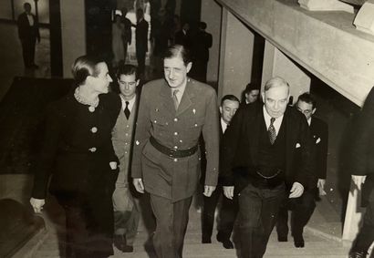 null Anonymous

General de Gaulle

in representation, meeting military ... c. 1945-1960

3...