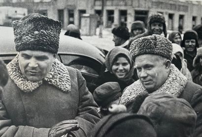 null U.R.S.S 

Nikita Khrushchev et Marshall Malinovsky en Ukraine le 23 Février...