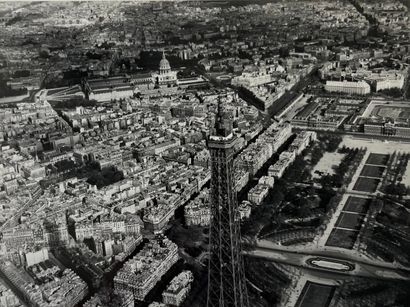 null Paris 

Aerial views of the capital: Trocadero, Eiffel Tower and the Champs...