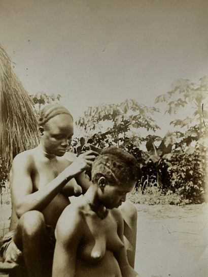 null Afrique - Côte d’Ivoire

Portrait de femmes et le “salon” de coiffure, c. 1910

2...