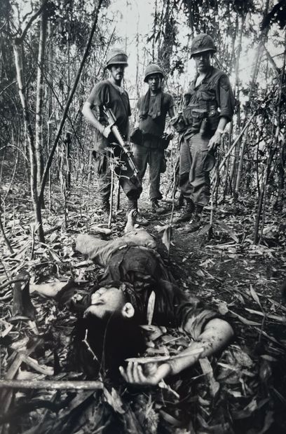 null John Olson (Né en 1947) 

"American GI’s Checking NVA dead”, Guerre du Vietnam,...