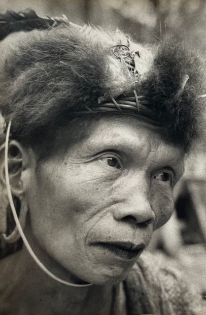 null Indonésie - Bornéo

Portrait d’un vieux chasseur de la tribu de Dayak, et scène...