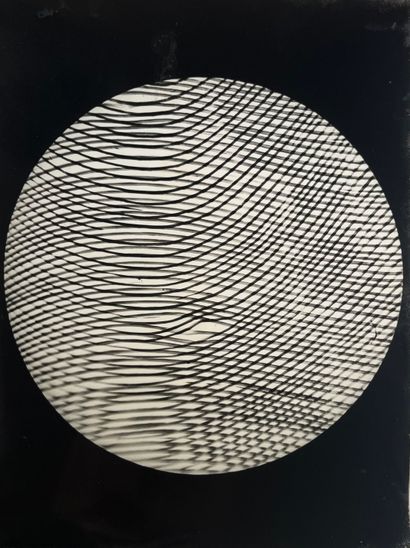 null Science

Microscopic views, c. 1950

3 silver prints from the period, stamped...