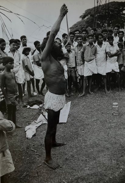 null Bernard HENRY (XX°) 

Avaleur de serpent, Cochin, Inde du Sud, c. 1970

Tirage...