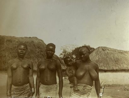 null Afrique - Côte d’Ivoire

Portrait de femmes et le “salon” de coiffure, c. 1910

2...