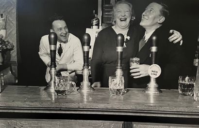 null Carl Mydans (1907-2004) 

“London Pub”, 1939

Tirage argentique, c. 1980, sur...