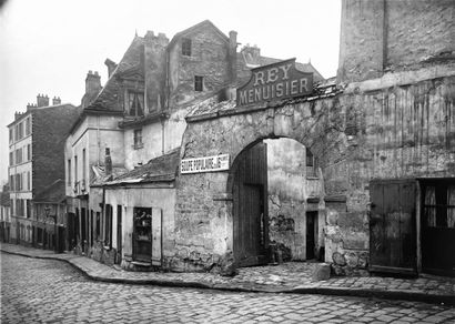 null Paris

The cobblestone streets of the 16th arrondissement of Paris and its historical...