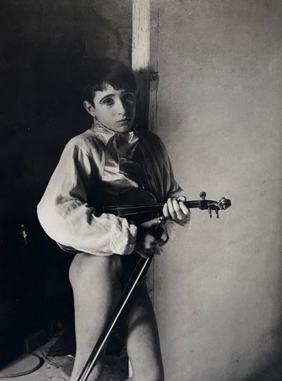 null Lucien CLERGUE (1934-2014) 

Le violoniste, c.1954

Tirage argentique, crédit...