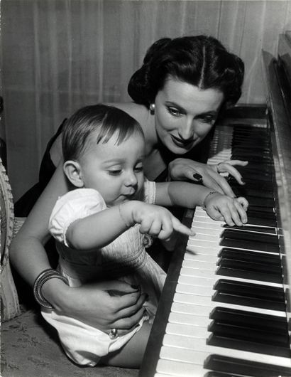 null Willis RONIS (1910-2009). La Leçon de piano, vers 1950. Épreuve argentique d'époque,...