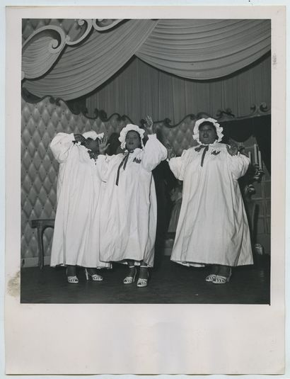 null The PETER'S SISTERS, actives entre 1937 et 1963, chanteuses. 6 épreuves argentiques...